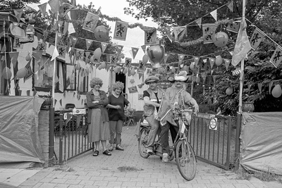 405827 Afbeelding van enkele bewoners van het woonwagenkamp aan de Ina Boudier-Bakkerlaan te Utrecht, tijdens het WK-voetbal.
